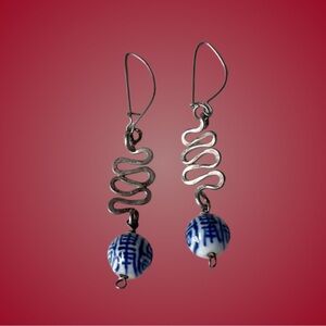 Vintage export dangle earrings w/ silver metal squiggles